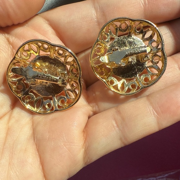 Vintage 80’s Trafari Gold and Pearl Clip-On Earrings - Picture 6 of 8